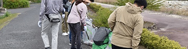 事業所周辺、中津川河川敷清掃活動