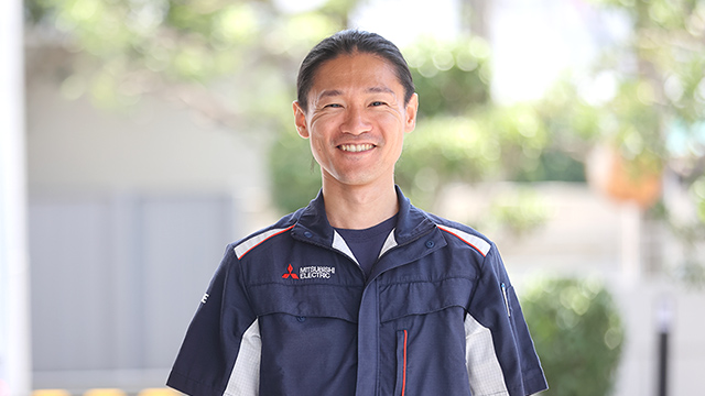 機械設計職の男性社員の笑顔の写真