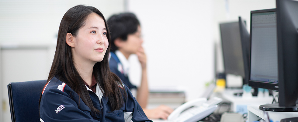 電気設計職の社員がパソコンで業務に取り組む様子